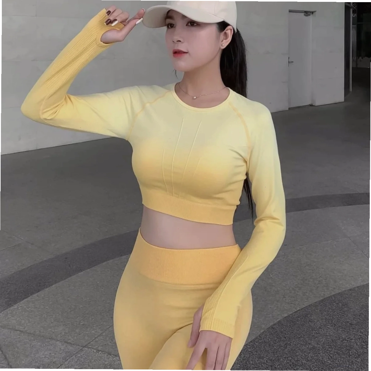 gái tập yoga mu to tập ngoài trời