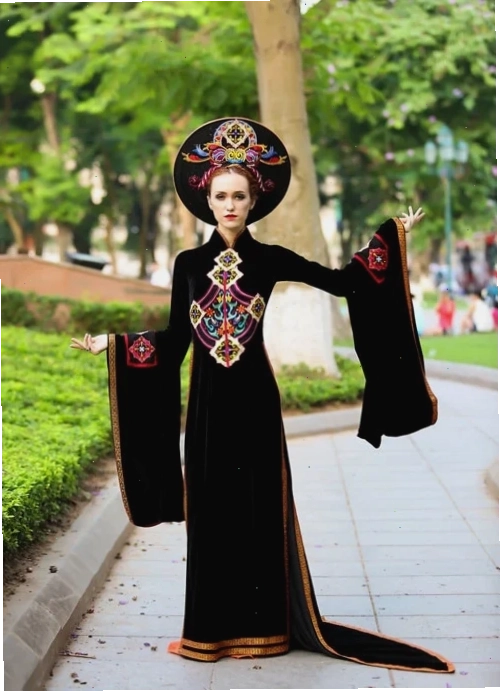 Gái tây mặc áo dài bên hoa