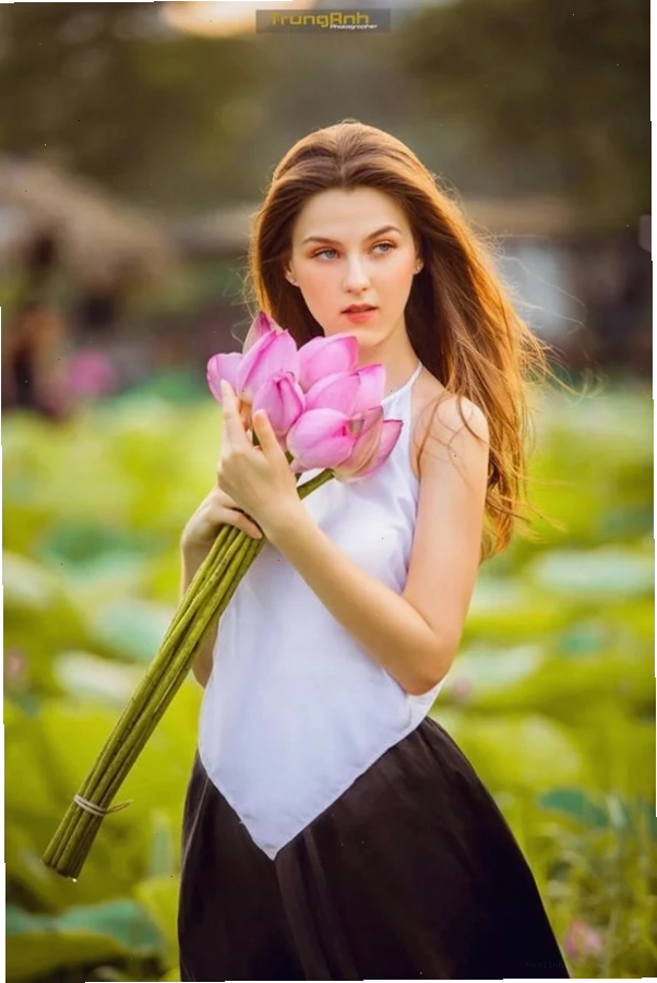 Gái tây mặc áo dài chụp ảnh kỷ niệm