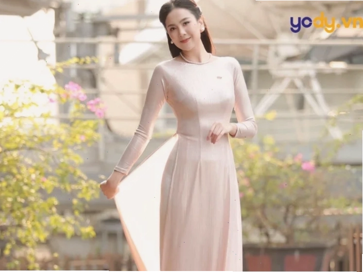 Gái tây mặc áo dài cười tươi tại vườn