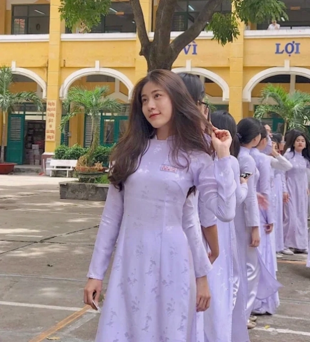 Gái tây mặc áo dài dịu dàng