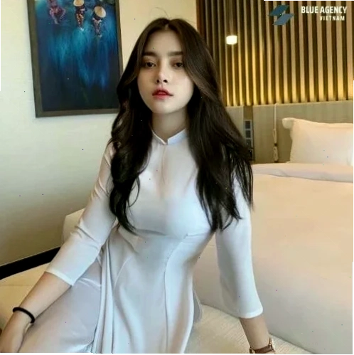 Gái tây mặc áo dài đội nón