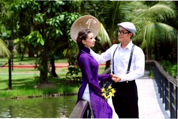 Gái tây mặc áo dài đón xuân