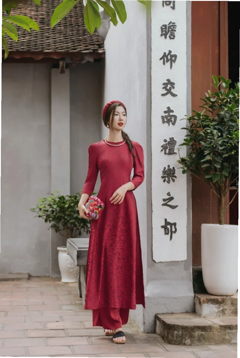 Gái tây mặc áo dài màu trắng