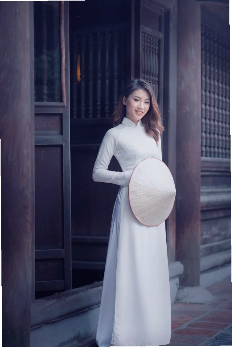 Gái tây mặc áo dài tại không gian cũ
