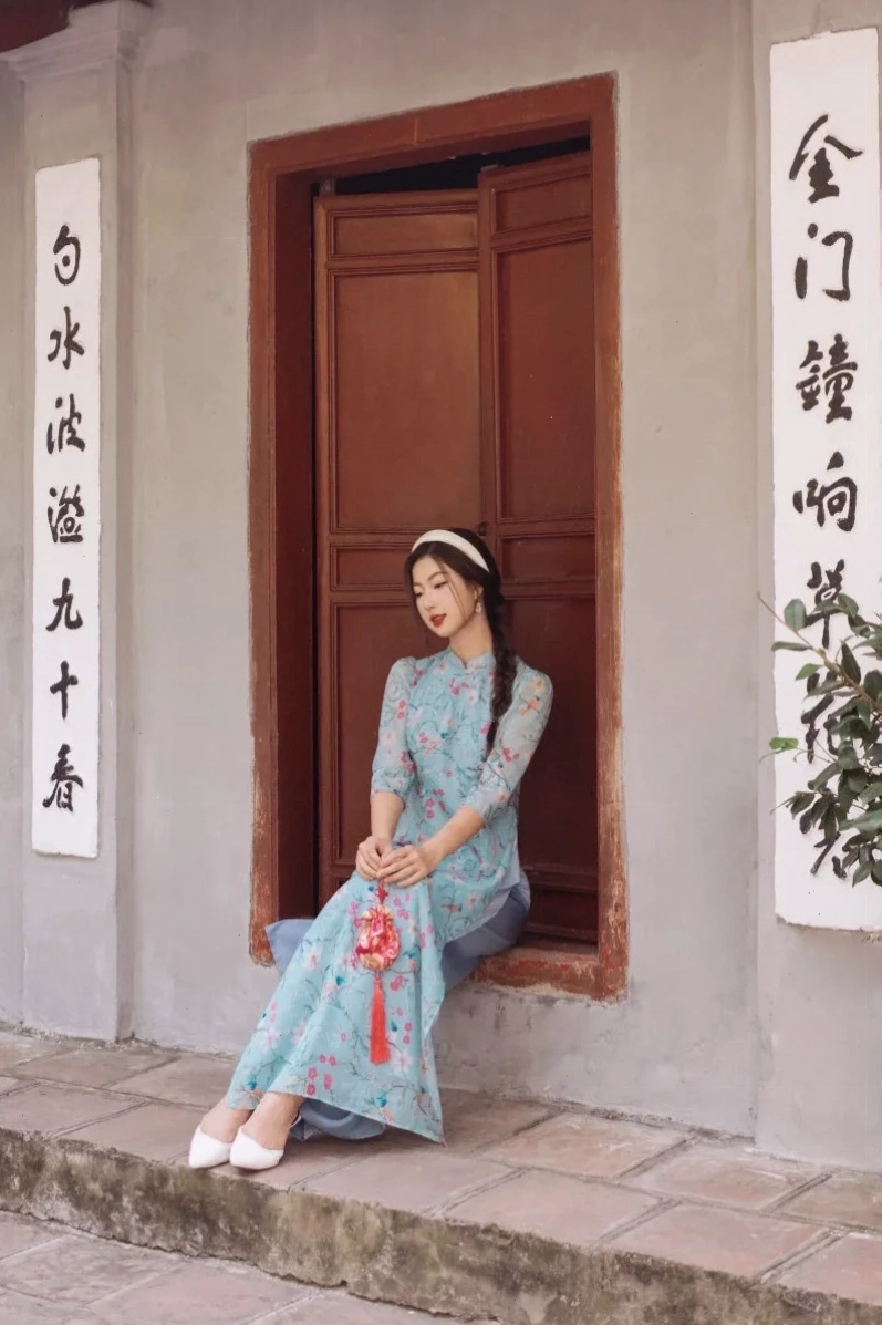 Gái tây mặc áo dài tạo dáng nghiêng
