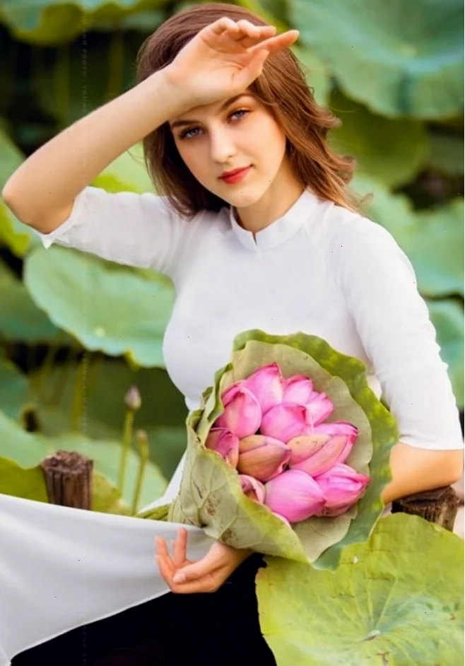 Gái tây mặc áo dài tạo dáng tự nhiên