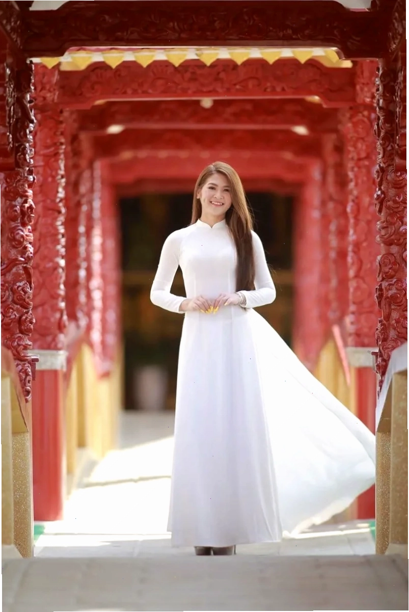 Gái tây mặc áo dài trong vườn hoa