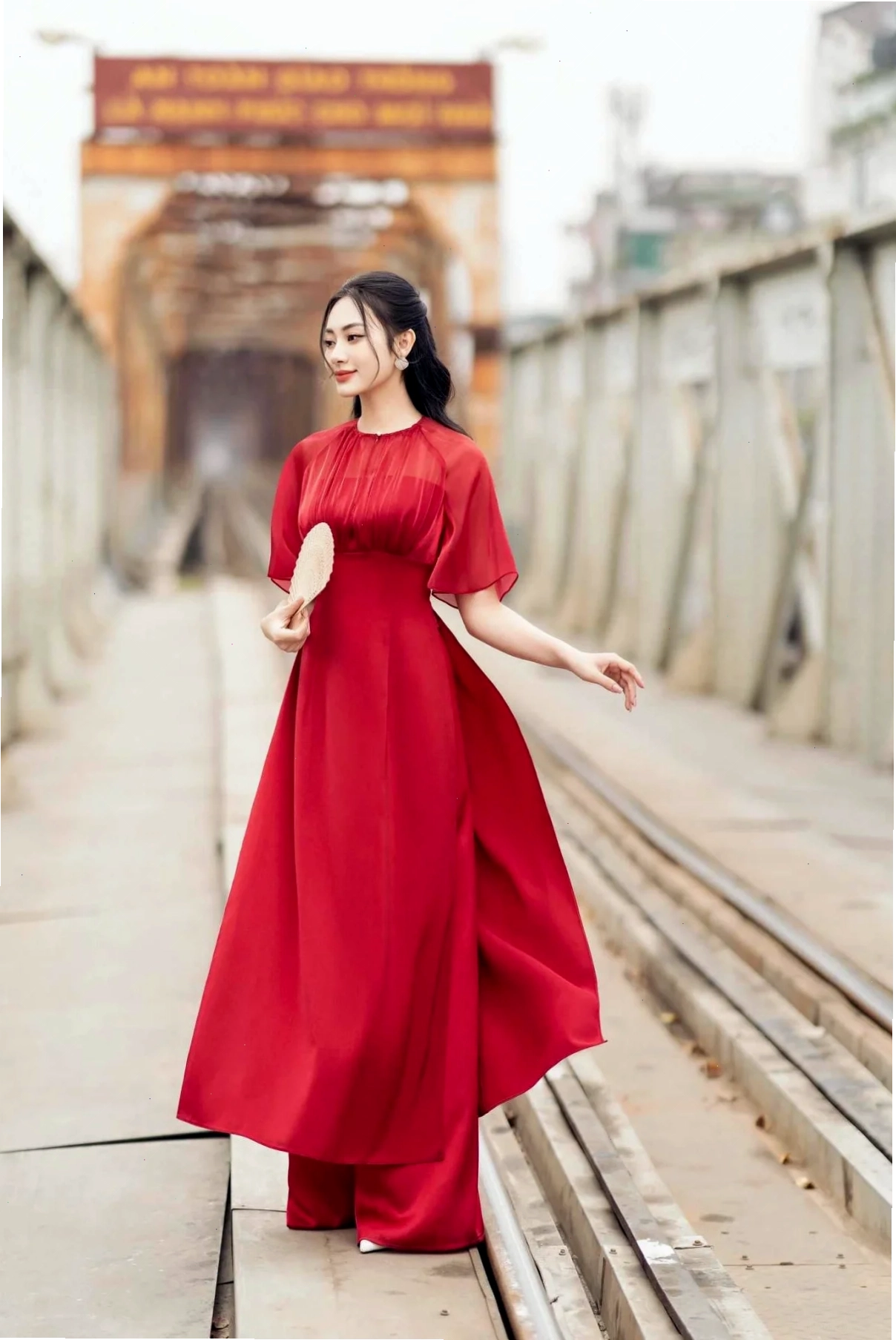 Gái tây mặc áo dài và biểu cảm