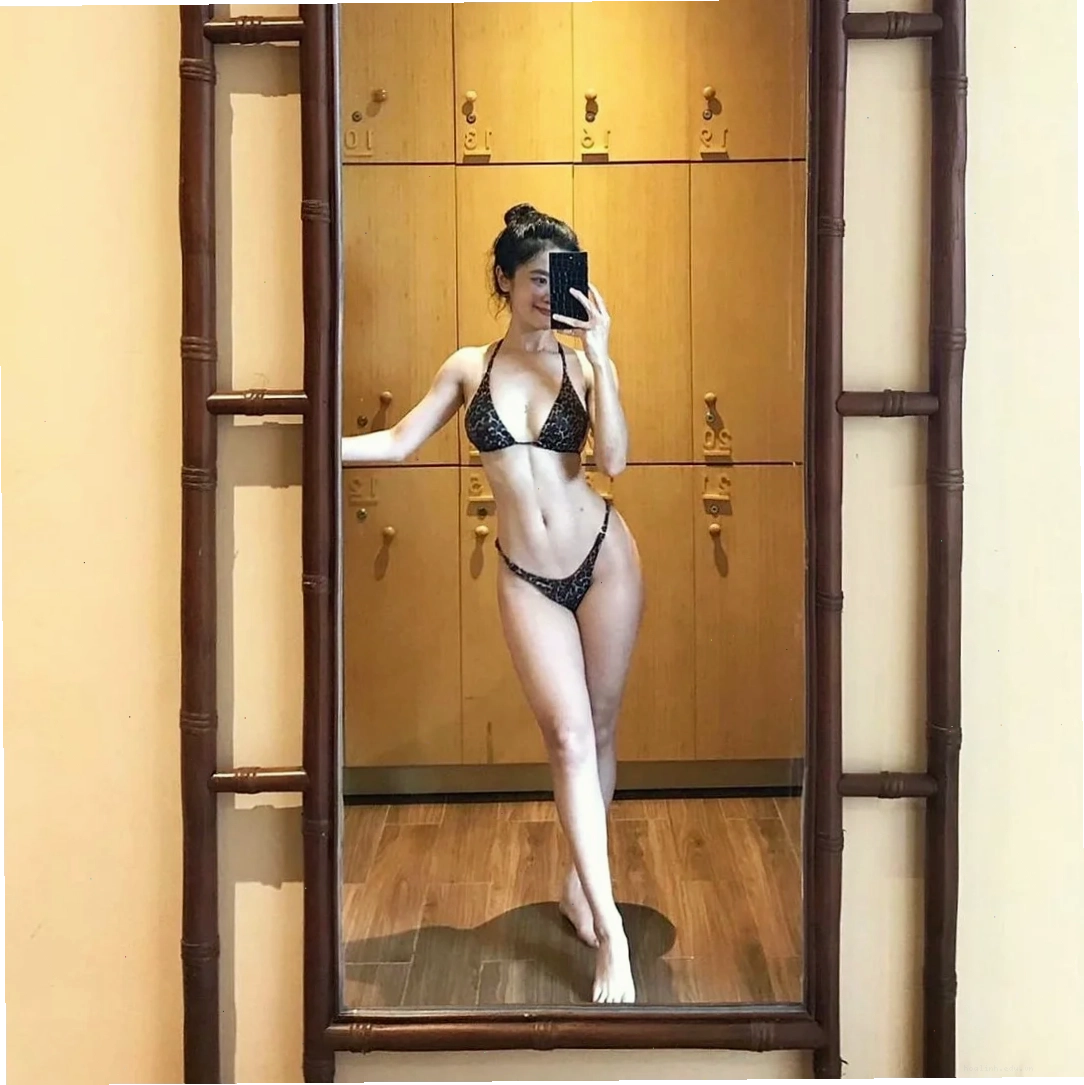 Bãi biển xanh mát gái teen sexy ngoài bãi biển