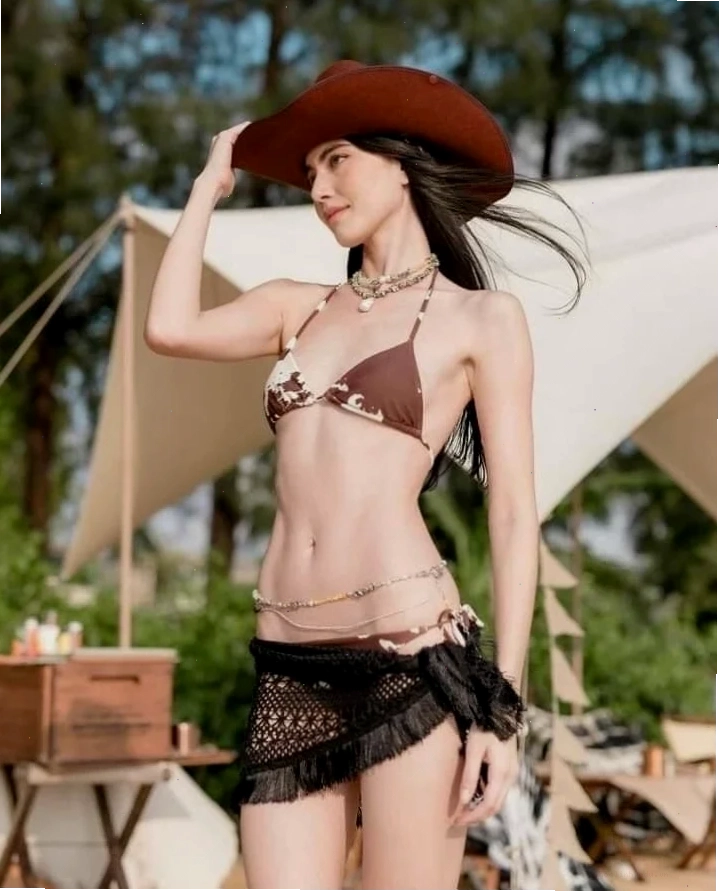 gái thái lan mặc bikini bên biển