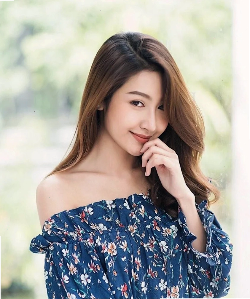gái thái sexy đang đọc sách