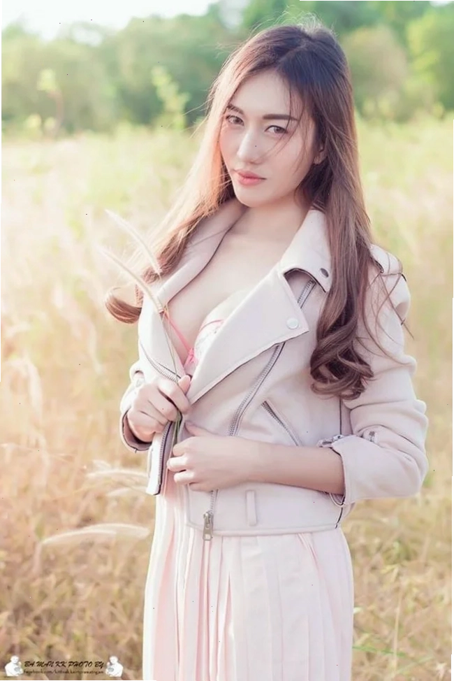 gái thái sexy đang tạo dáng bên hoa