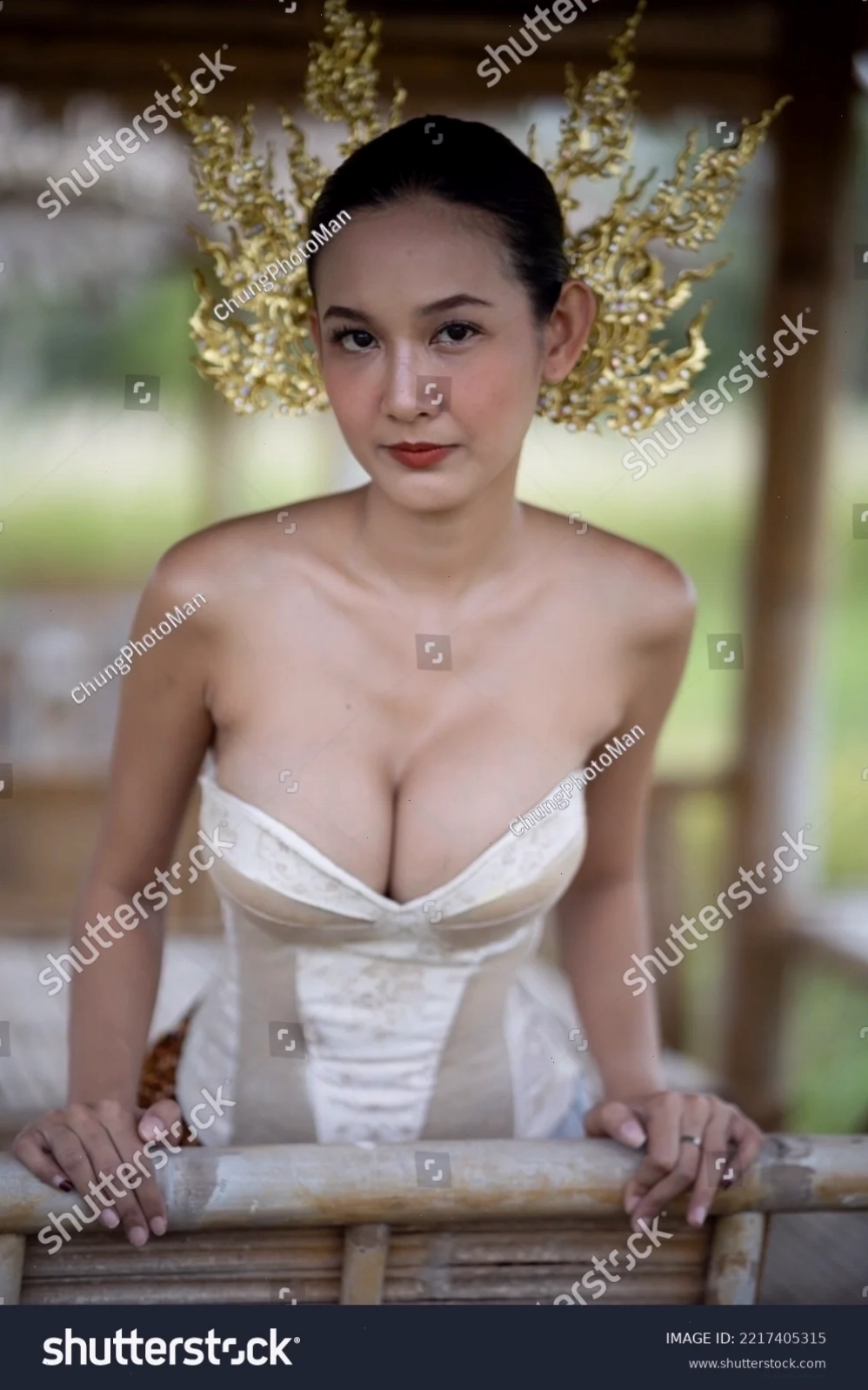 gái thái sexy với mái tóc dài suôn mượt