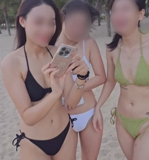 gái thay bikini