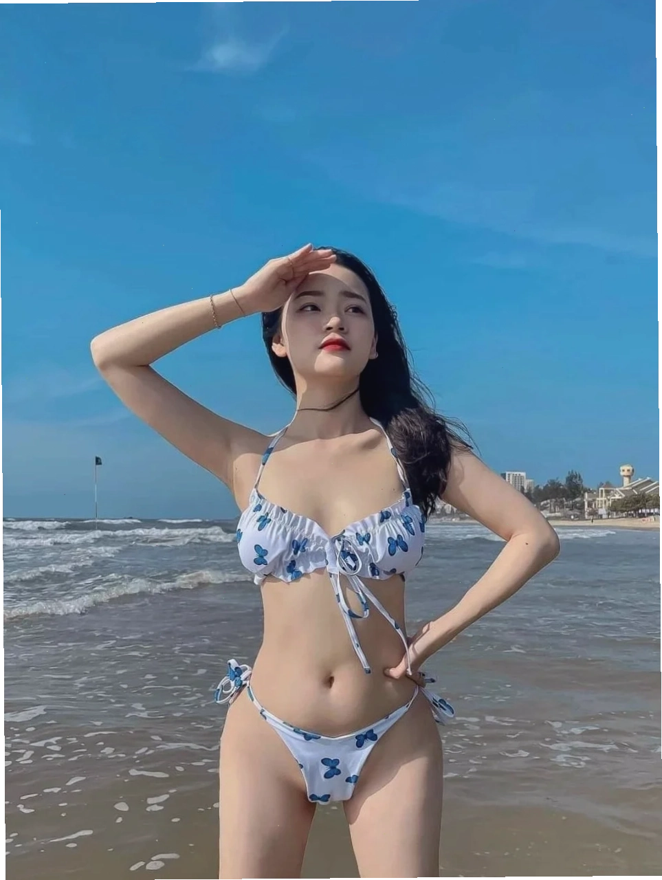 gái trung quốc mặc bikini bên con thuyền