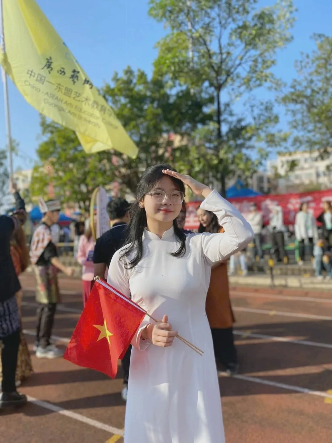 gái trung quốc mông to chụp hình cùng bạn
