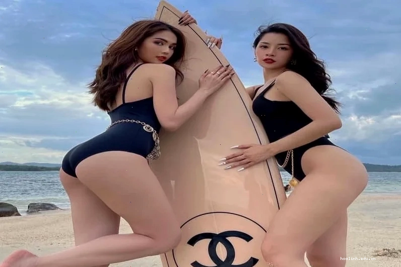 gái việt nam mặc bikini dưới mái gỗ