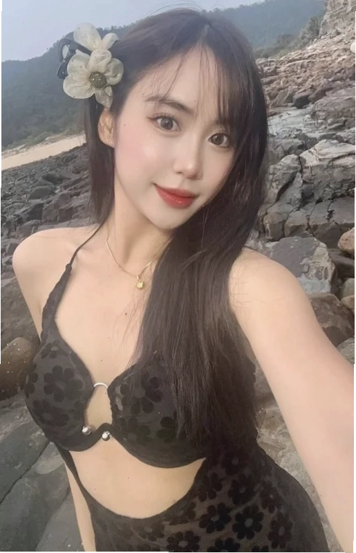 gái việt nam mặc bikini từ sau