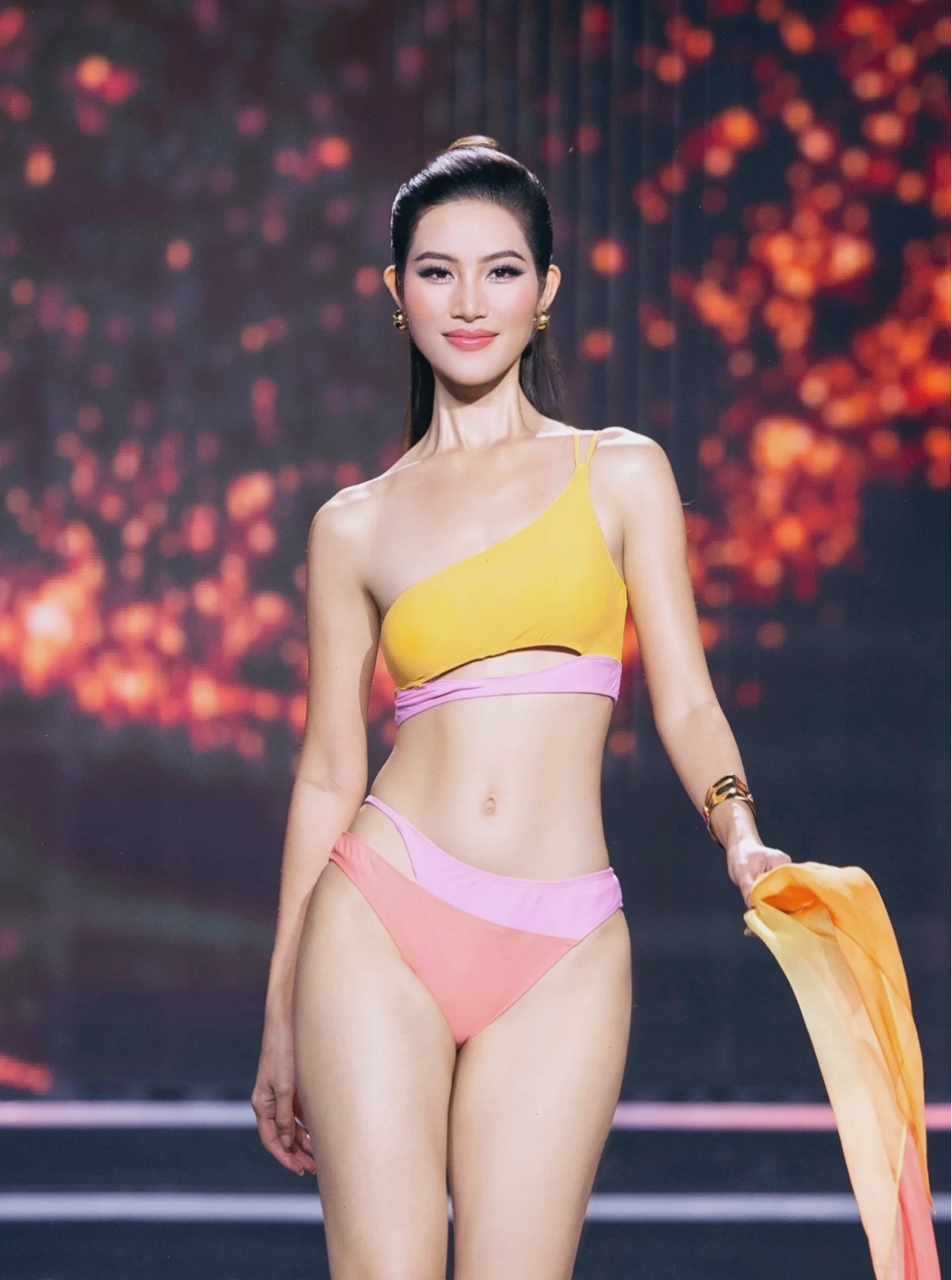 gái việt nam mặc bikini váy