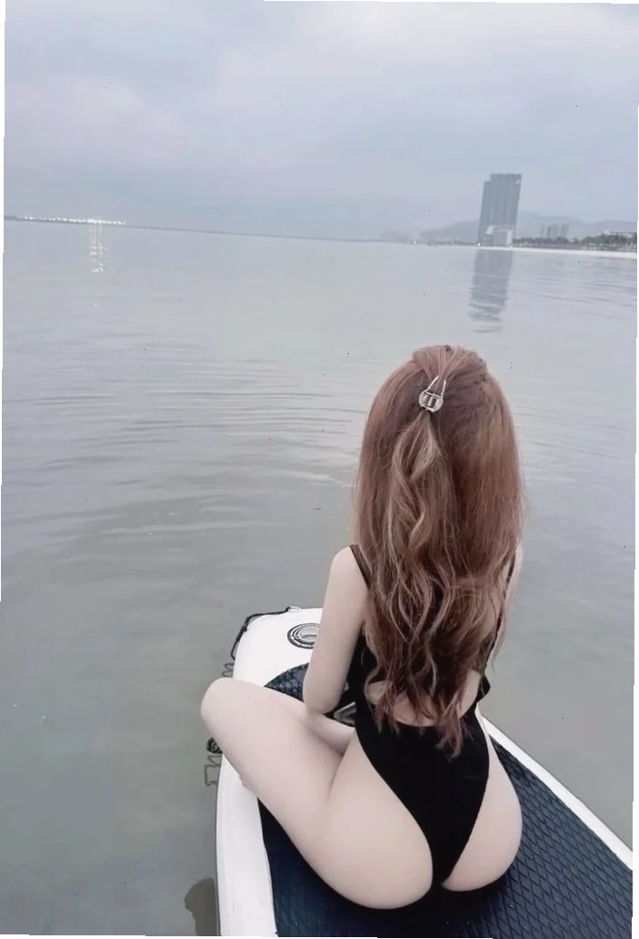 gái việt nam mông to chụp ảnh ngoài biển