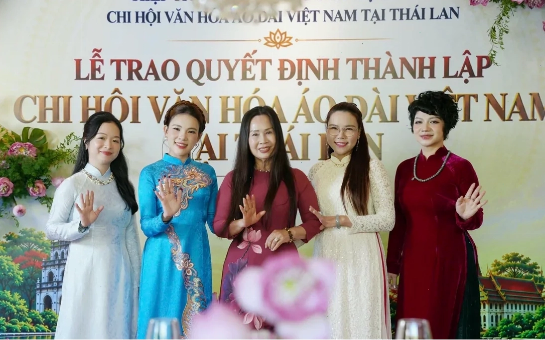 gái xấu mặc áo dài phối quần không hợp