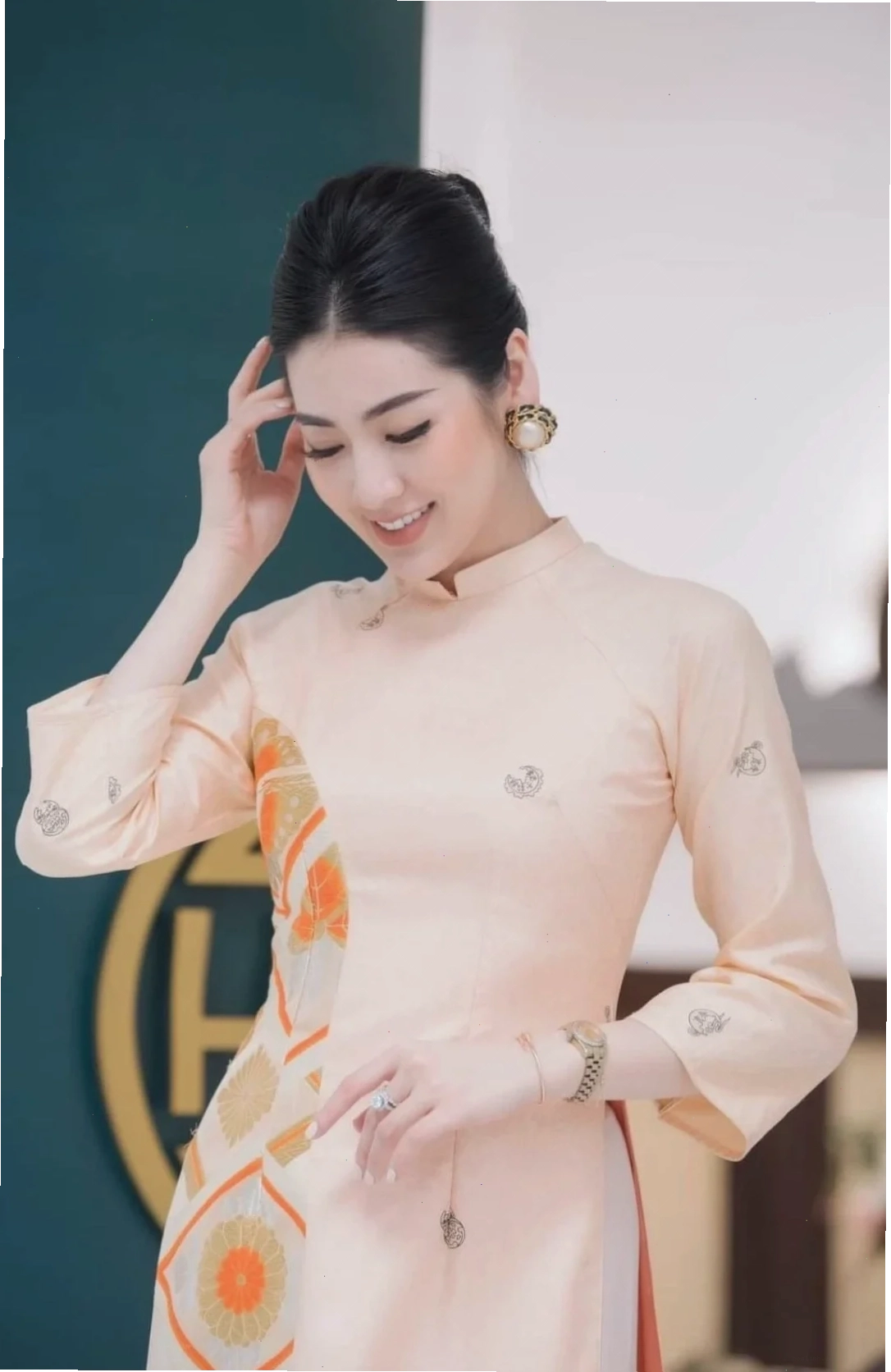 gái xấu mặc áo dài phụ kiện không hợp