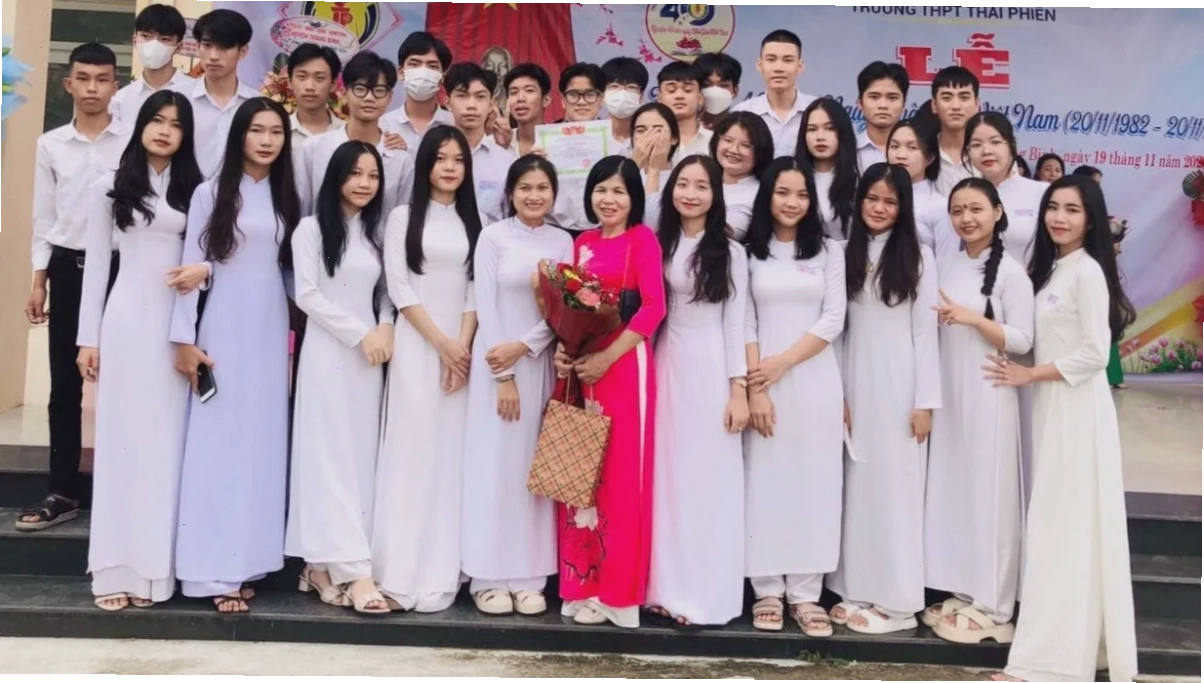 gái xấu mặc áo dài quá chật