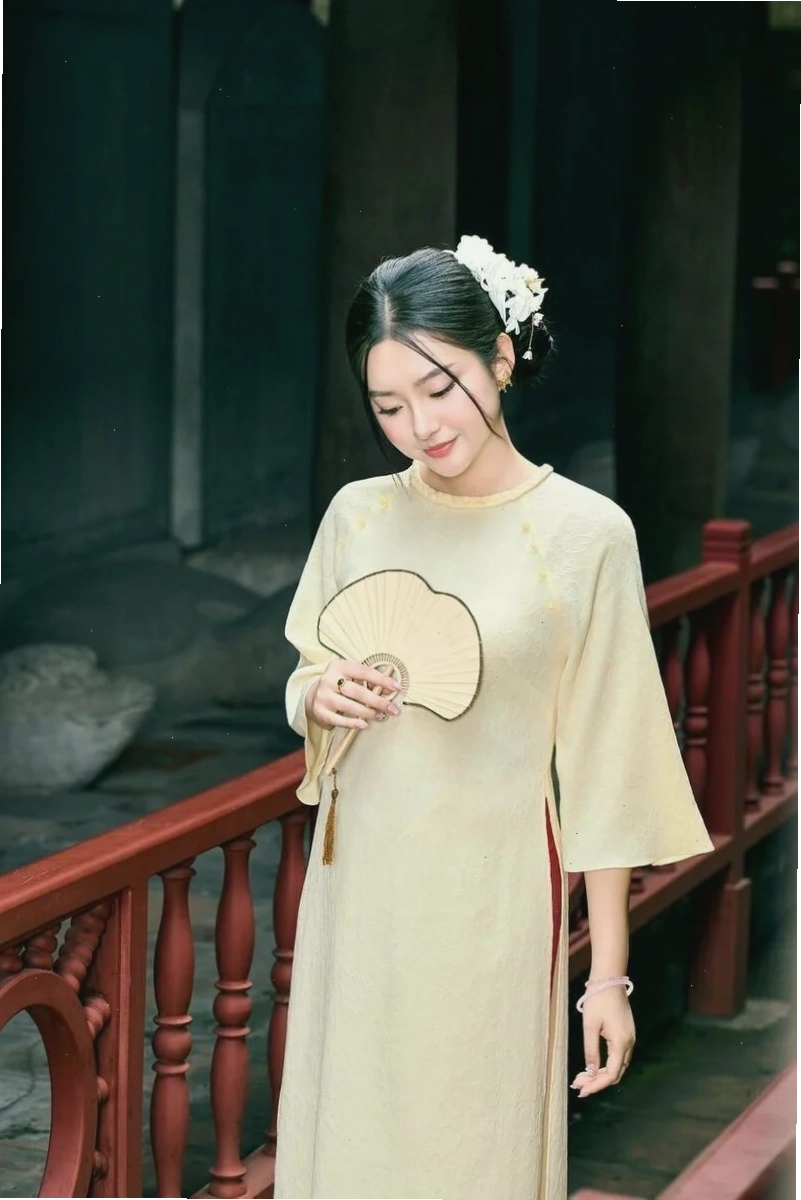 gái xấu mặc áo dài thiết kế lệch lạc