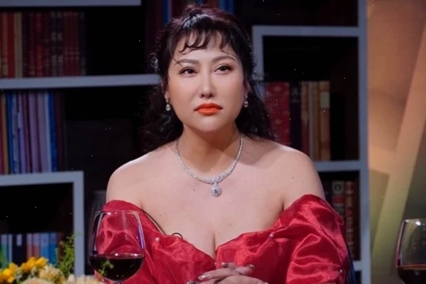 Gái xấu sexy cắm hoa