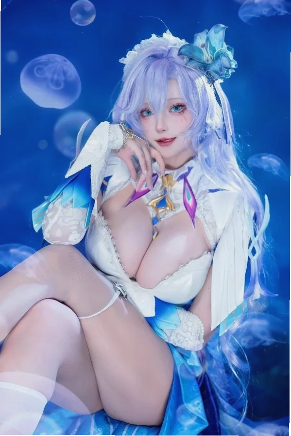 Nắng vàng biển xanh gái xinh anime sexy trên bãi biển