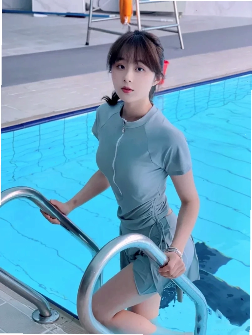 gái xinh bikini hồ bơi gái xinh bikini hồ bơi đầy tự tin