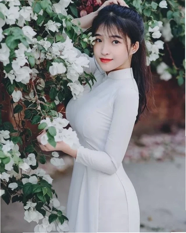 Khí chất kiêu kỳ gái xinh bốc lửa cùng phong cách sang trọng