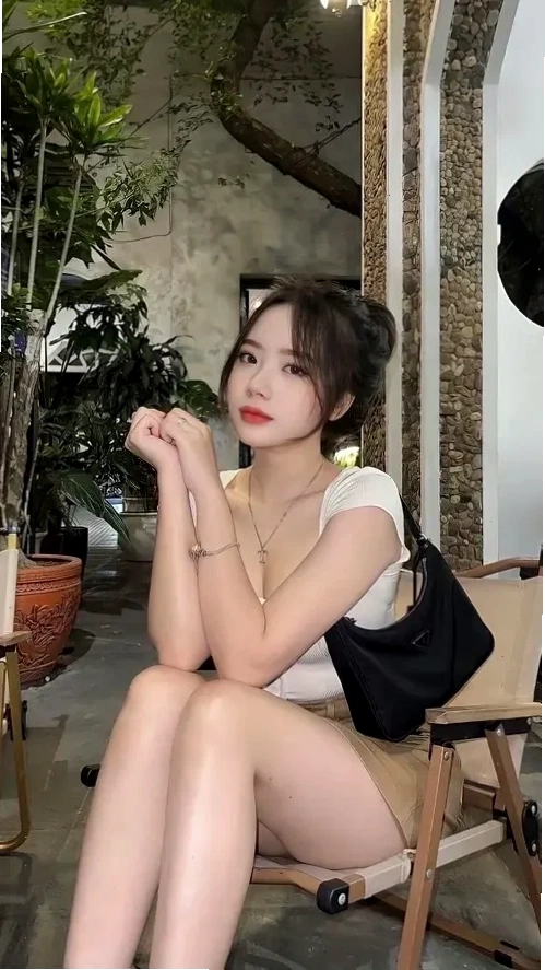 Vẻ đẹp trẻ trung gái xinh bốc lửa trong hậu trường