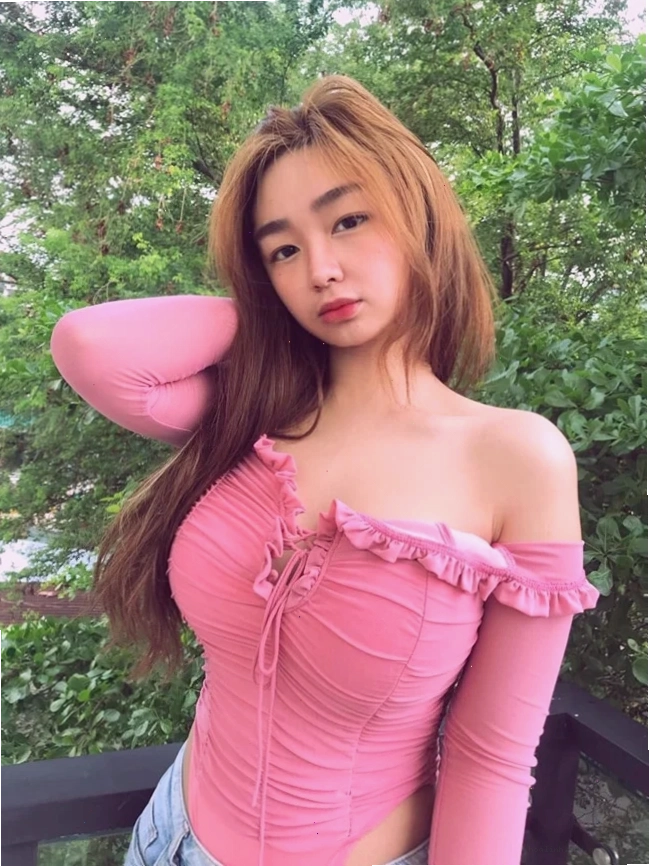 Gợi cảm thanh lịch gái xinh bốc lửa với váy cúp ngực