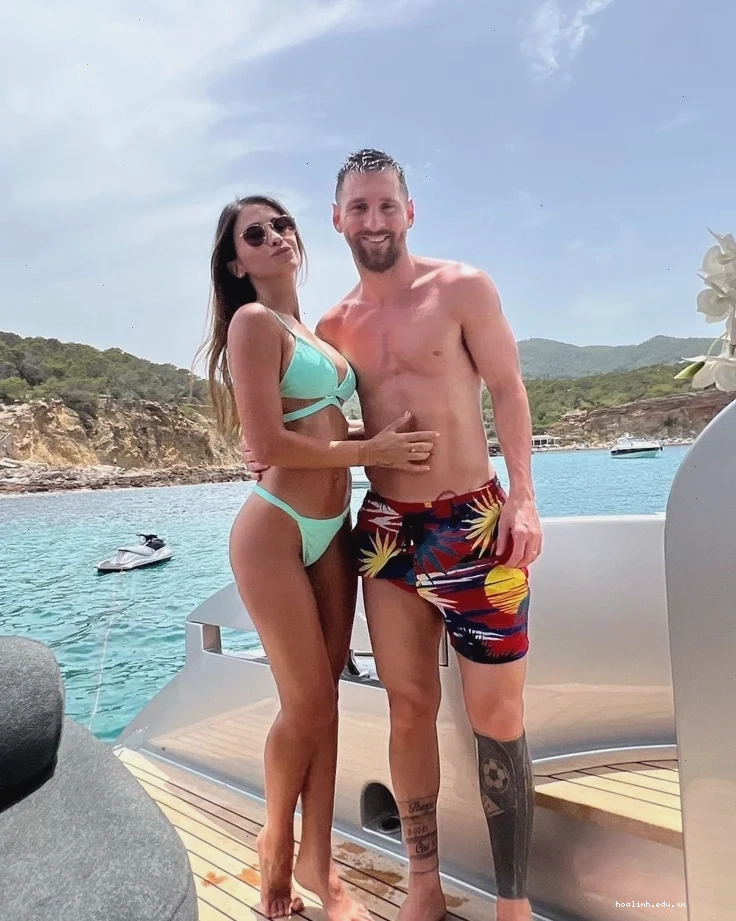 gái xinh châu âu mặc bikini gái xinh châu âu mặc bikini dưới hoàng hôn