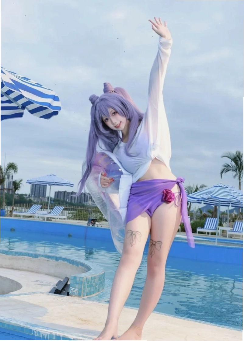 gái xinh cosplay mặc bikini chụp sân vườn