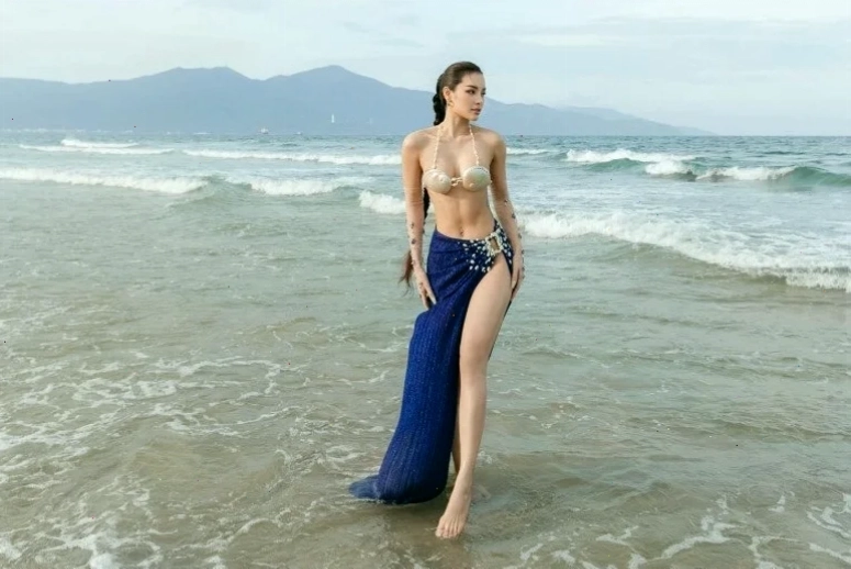 gái xinh cosplay mặc bikini nổi bật
