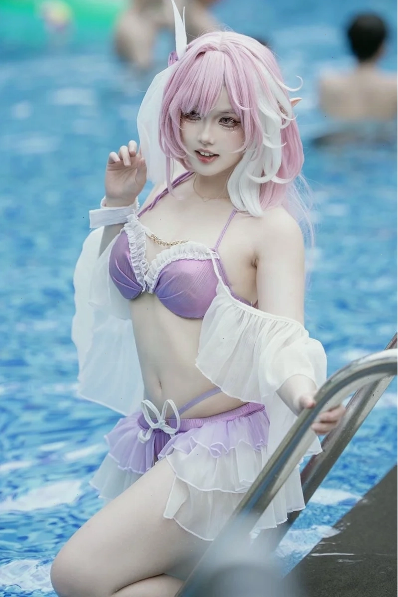 gái xinh cosplay mặc bikini phong cách anime tóc bạc
