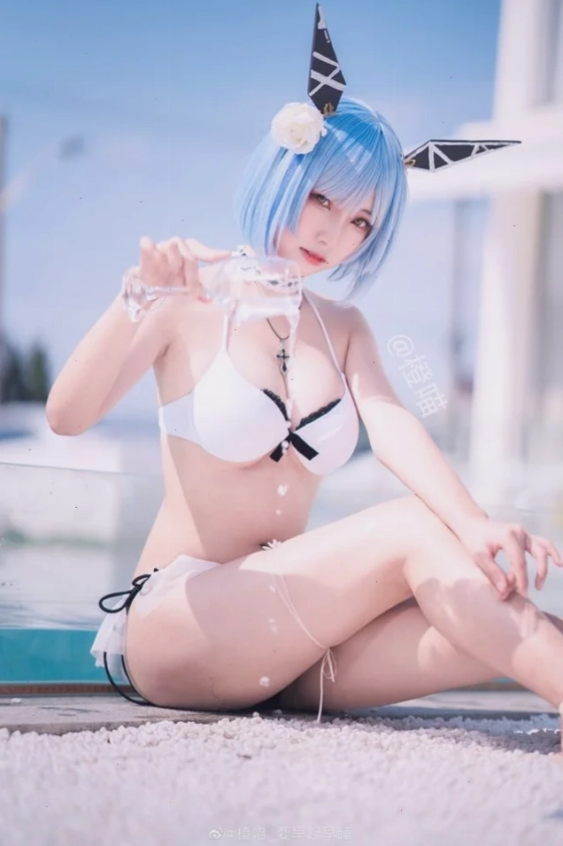 gái xinh cosplay mặc bikini quyến rũ tại bãi biển
