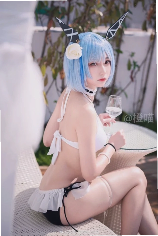 gái xinh cosplay mặc bikini tóc xanh