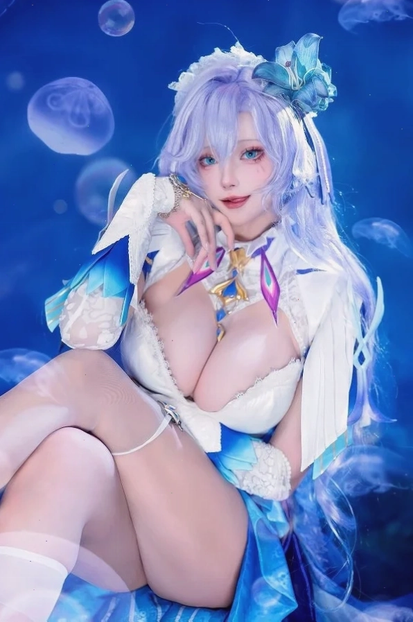 gái xinh cosplay mặc bikini trong phòng