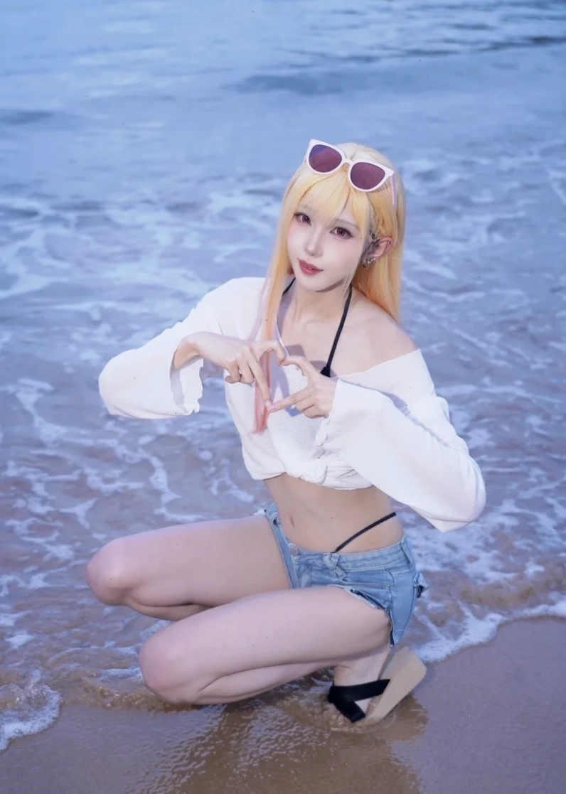 gái xinh cosplay mặc bikini với phụ kiện hoa