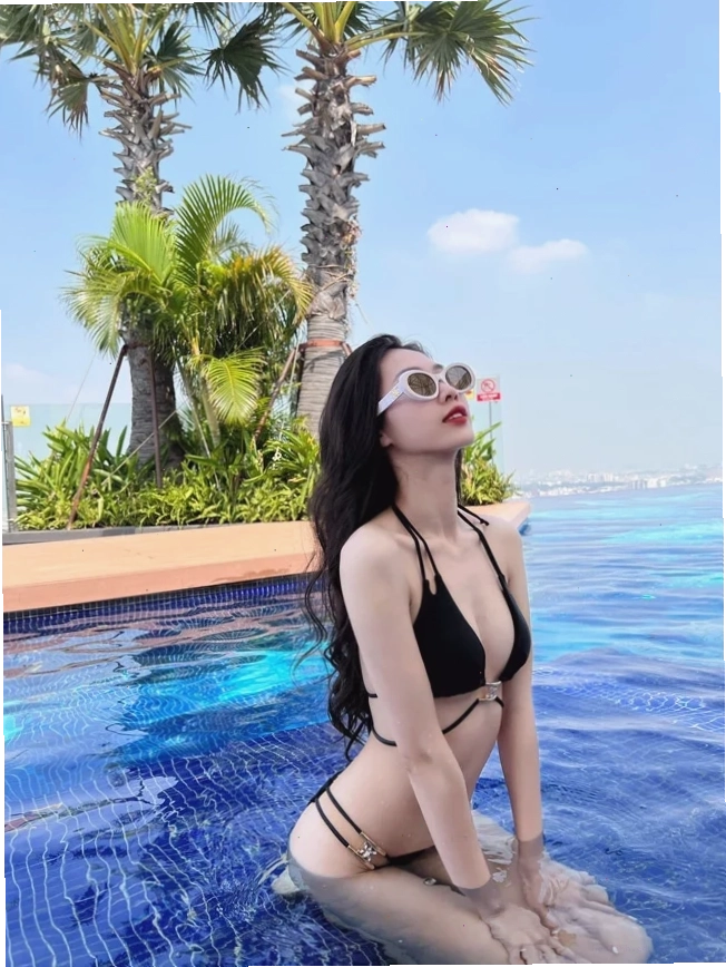 gái xinh hà nội bikini bên hồ bơi