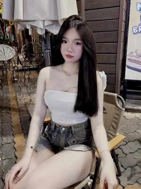 Gái xinh khoe ngực trần trong ánh hoàng hôn