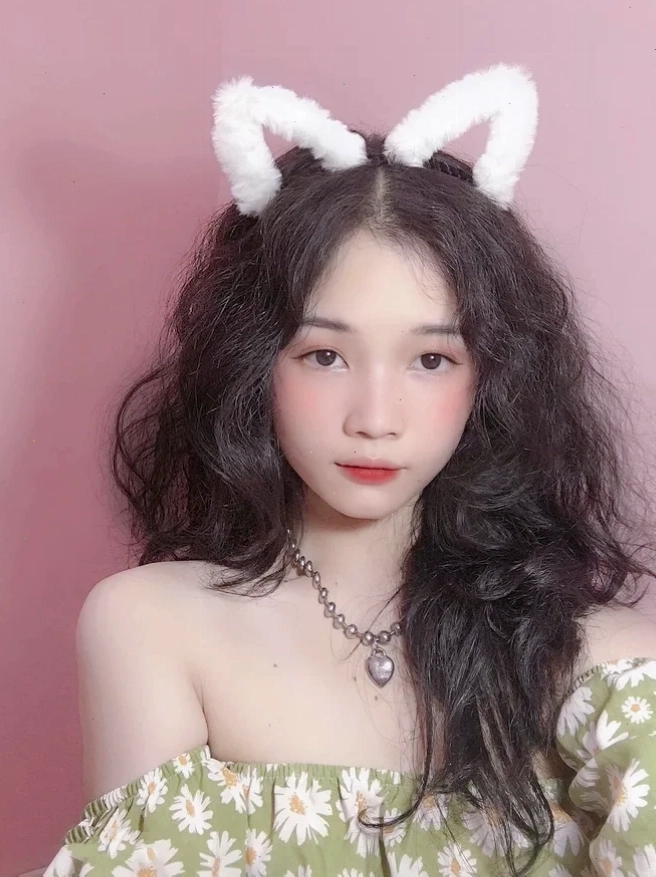 gái xinh khoe vòng 1 trên facebook với phong cách vintage