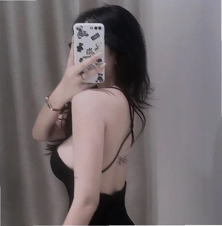 Gái xinh không mặc đò cá tính