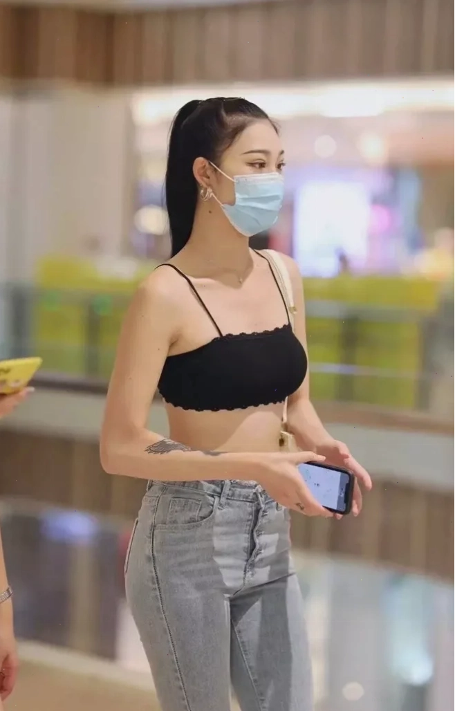 Gái xinh mặc áo croptop ngắn sành điệu