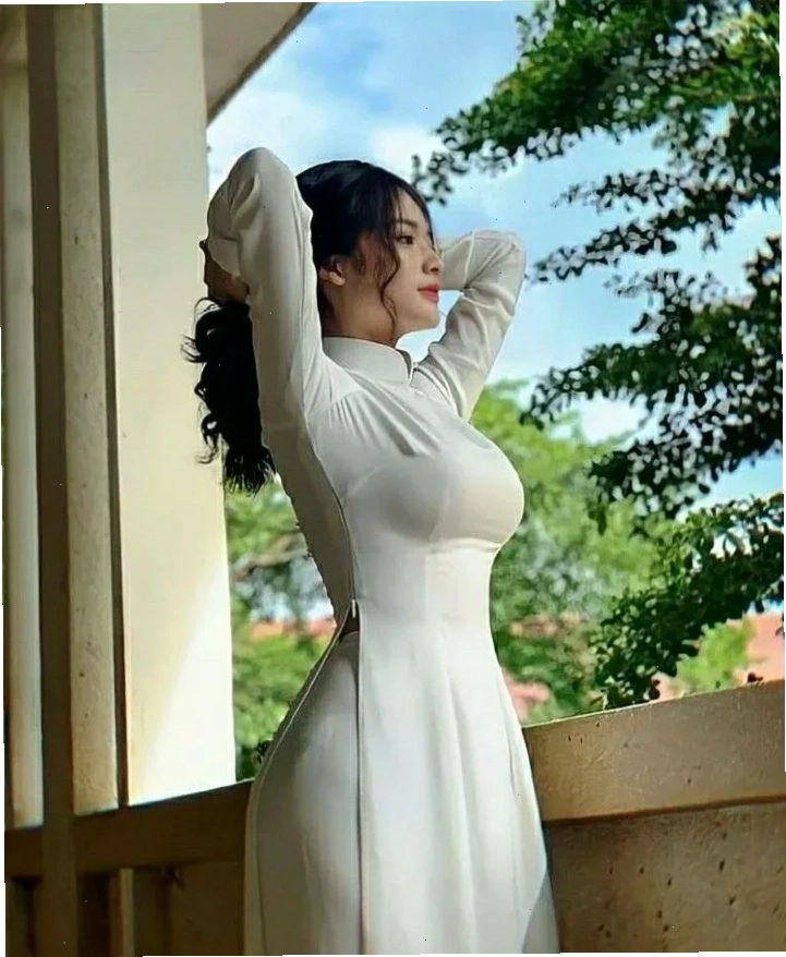 Gái xinh mặc áo dài live livestream Gái xinh mặc áo dài live livestream bên bàn ăn