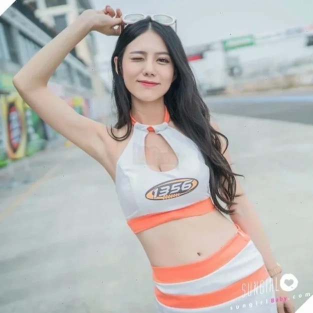 Gái xinh mặc áo dài live livestream Gái xinh mặc áo dài live livestream bên sách